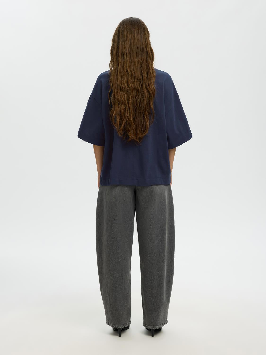 model_shot-back